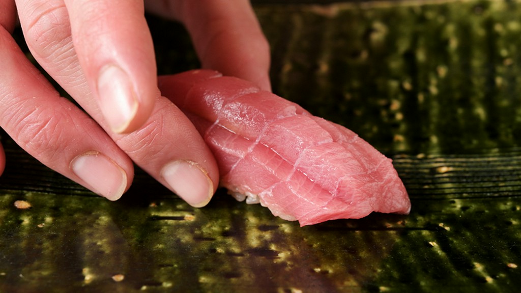 カウンター席で、職人と会話を交わし料理をいただく