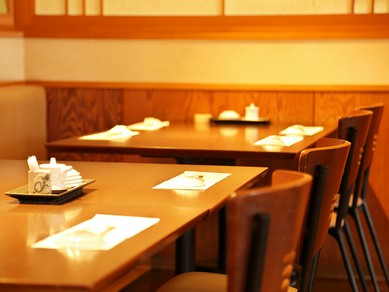 家族の和気あいあいとした時間を、心温まる寿司店で