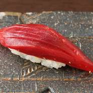 豊洲市場から直送される天然の生鮪を使用。味の濃い赤身は、赤酢シャリの柔らかなコクによって旨みが引き出されています。鮮度が良いためカドが立ち、さっくりと噛みきれます。