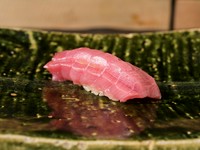 豊洲市場から直送される天然の生鮪を使用。味の濃い赤身は、赤酢シャリの柔らかなコクによって旨みが引き出されています。鮮度が良いためカドが立ち、さっくりと噛みきれます。