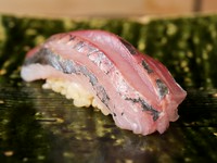 天然の鰺は一年中仕入れていますが、夏の間だけは伊良湖水道の鰺を使用。脂のりが良く、肉厚なものが選ばれています。口の中で、とろけていくような食感を楽しめる一品。