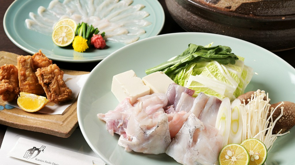 予約必須。11月～2月と7月、季節限定のお楽しみ『ふぐ会席』