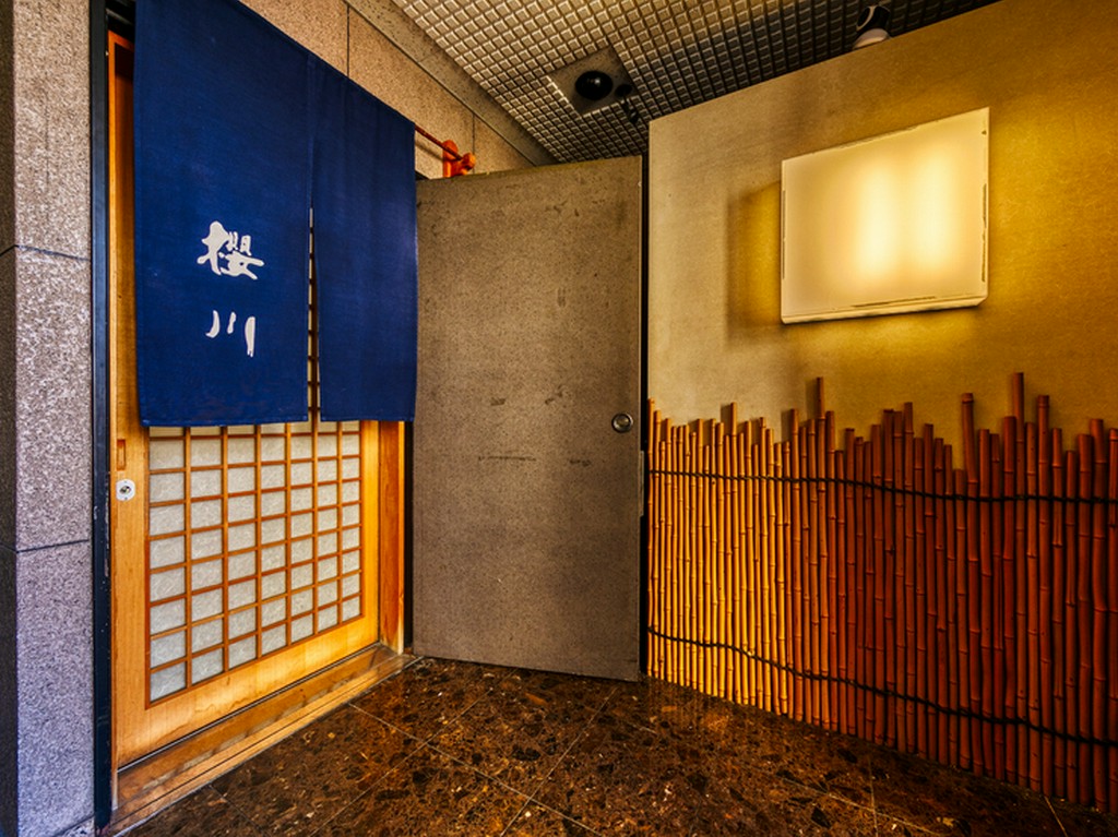 三条駅近くのビルの2階にある隠れ家空間