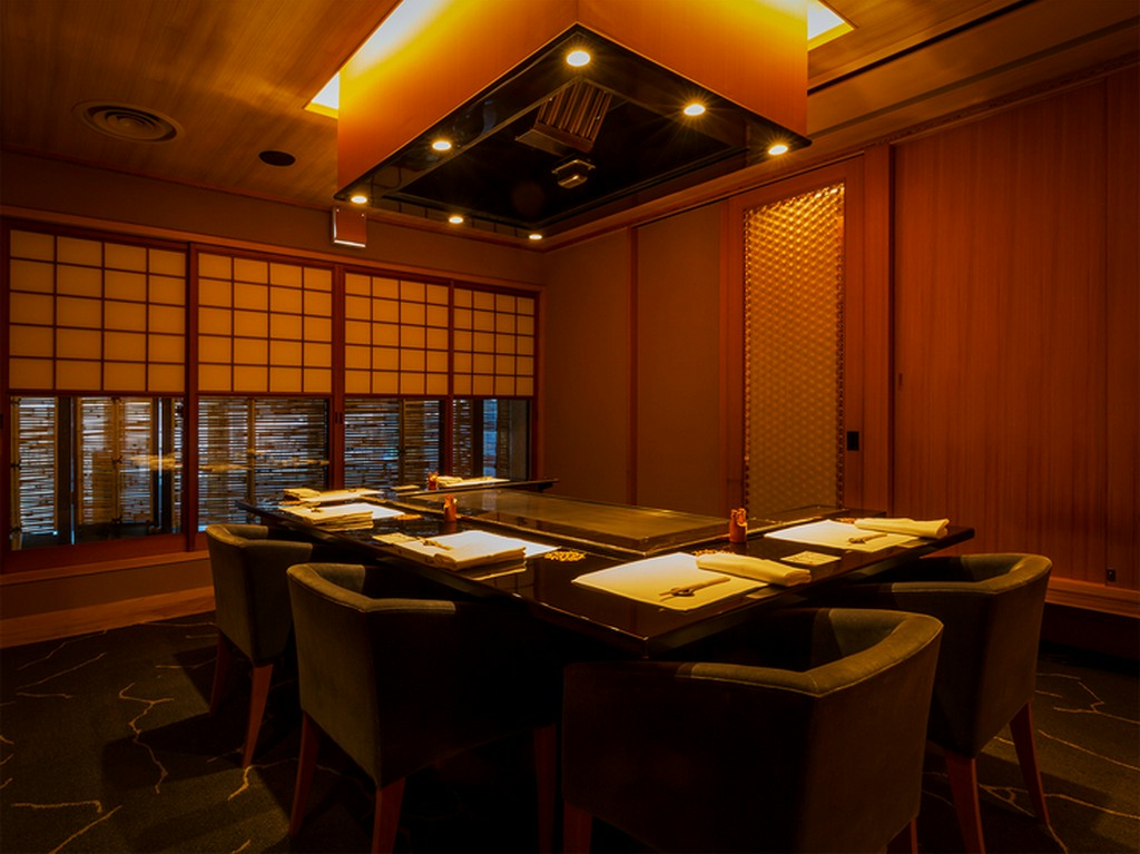 専属のシェフが目の前で調理する贅沢なプライベート個室