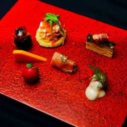 目と舌で味わう四季の移ろい『前菜盛合せ』