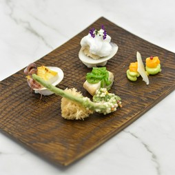 目と舌で味わう四季の移ろい『前菜盛合せ』
