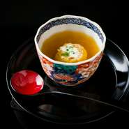 江戸後期の骨董猪口に注がれた、創業以来36年間変わらない人気を誇る、小次郎伝統のコンソメとジャガイモの冷製スープ。煮こごり風コンソメスープに、内側のジャガイモスープをそっと崩しながらいただきます。
