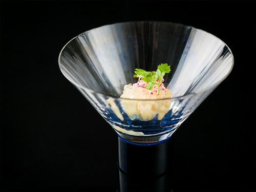 うつわとの調和も美しい、「新緑」がテーマの先付