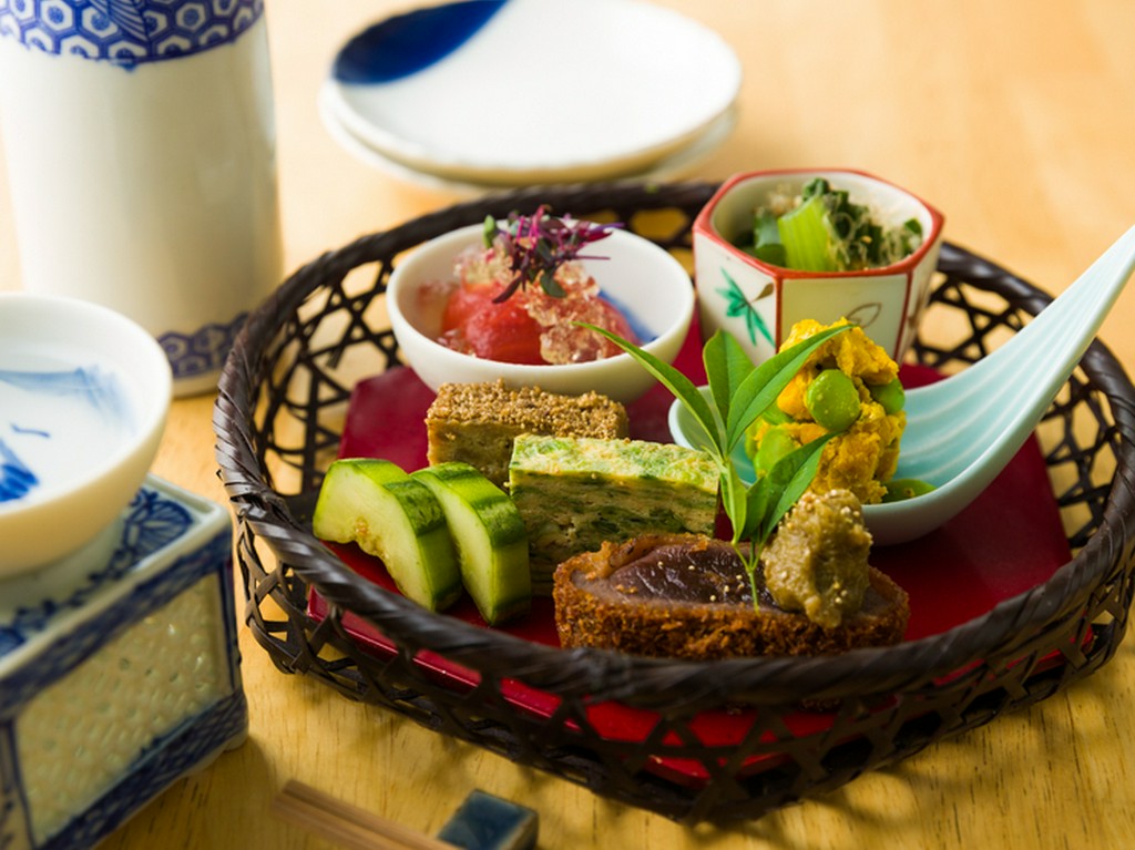見た目の華やかさと食べやすさを兼ね備えた『八寸』