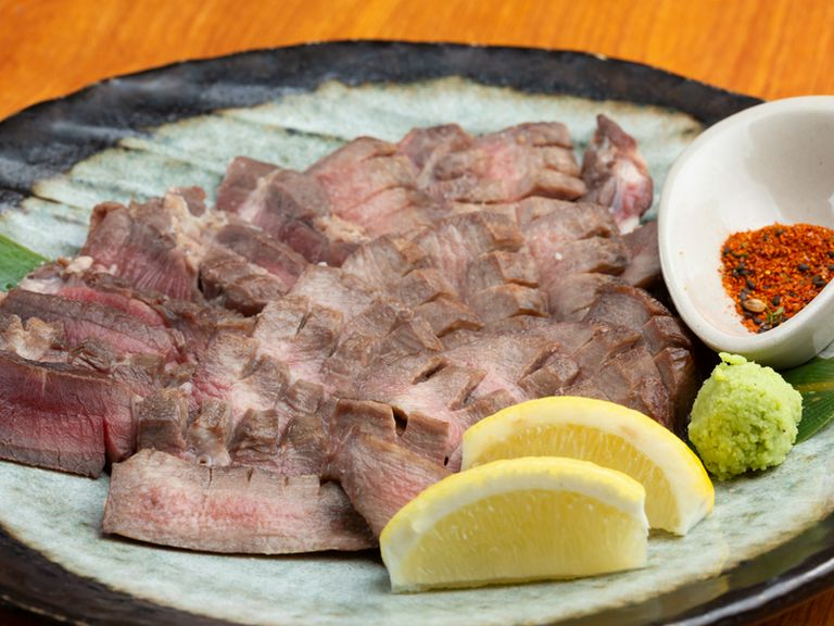 厚みたっぷりの牛タンをほおばる喜びを! 肉汁したたる『厚切り牛タン』