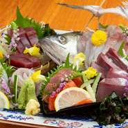 料理長である瀬戸さん自ら仙台朝市に出向き、付き合いの長い卸から仕入れた旬魚を使用しています。魚の種類により包丁の入れ方を変えることで、厚みや食感を微調整。刺身の旨みを最大限に引き出しています。