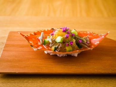 店主の心がこもる「先付け」『菱蟹とウニとジュンサイの土佐酢のジュレがけ』