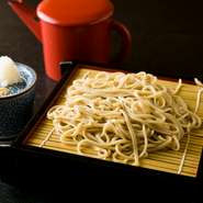 仙台市秋保の蕎麦粉を使用し店内で丁寧に打った蕎麦を、自家製のタレと辛味大根につけていただきます。一口手繰れば蕎麦の香りがふわっと広がる、お店の名物料理です。