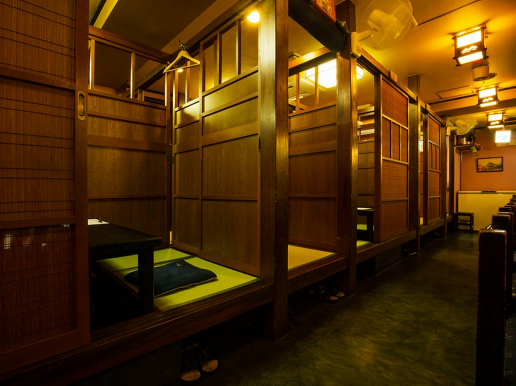 個室が並ぶ店内