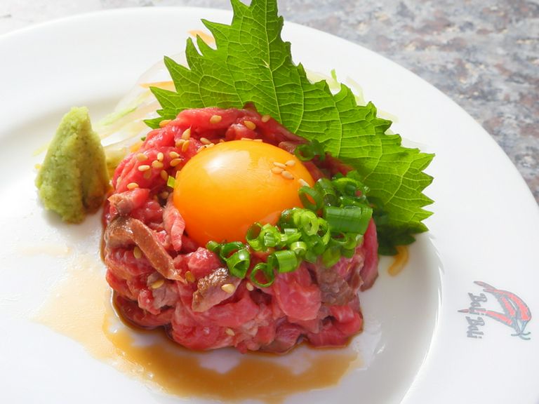 肉の旨みを引き立てる、自家製タレの味わいに舌鼓『仙台牛レアステーキ ユッケ風』