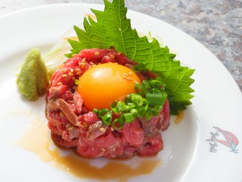 肉の旨みを引き立てる、自家製タレの味わいに舌鼓『仙台牛レアステーキ　ユッケ風』
