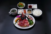 いろいろ食べられてうれしい　ナムルもサラダも付いた欲張り御膳です
カルビ、塩タン、ロース、ハラミ、豚トロ、やみつきハラミ