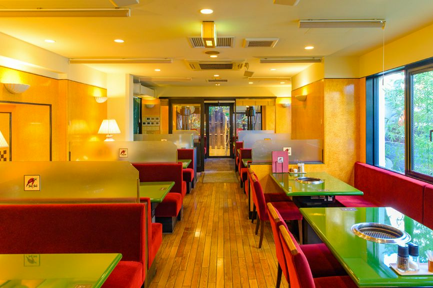 席間が広めに取られたテーブル席