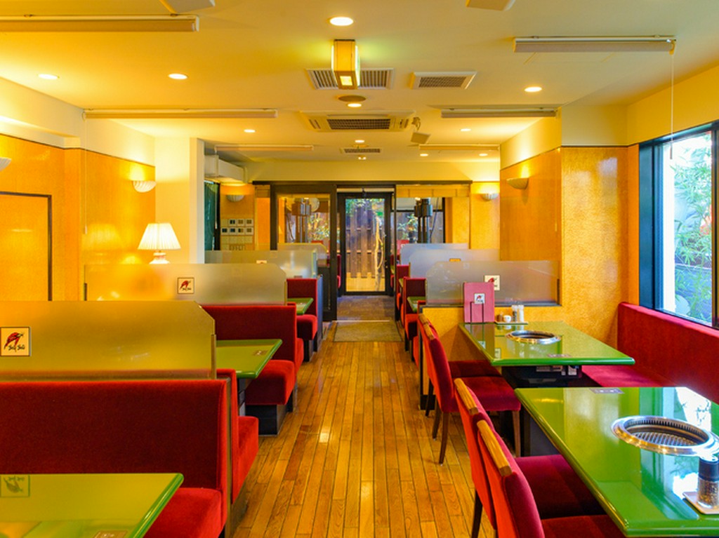 席間が広めに取られたテーブル席