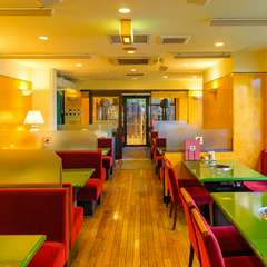 席間が広めに取られたテーブル席