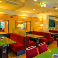 ゆったりとした空間で食事を楽しめる