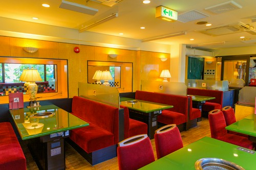 ゆったりとした空間で食事を楽しめる