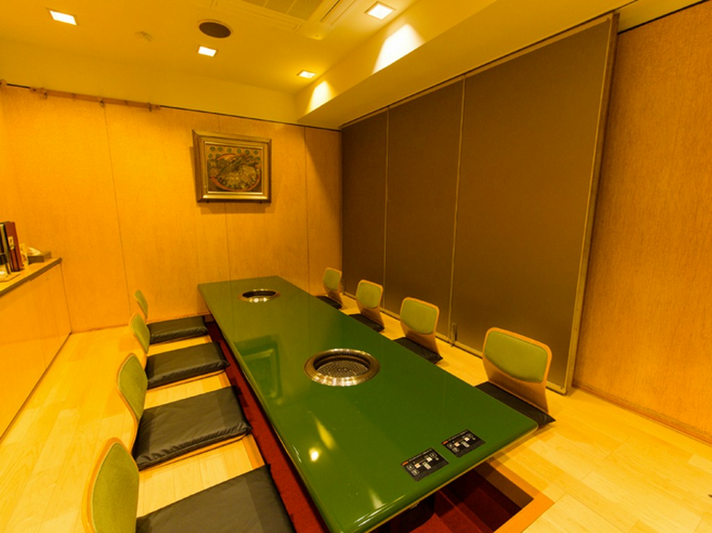 靴を脱ぎ、リラックスして過ごせる個室席を用意