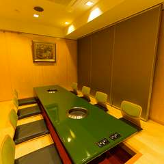 靴を脱ぎ、リラックスして過ごせる個室席を用意