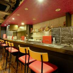 ロマンティックなディナーに。カウンター席はデートにもオススメ