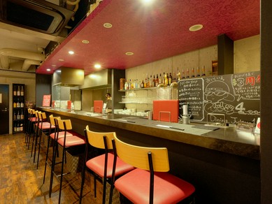 ロマンティックなディナーに。カウンター席はデートにもオススメ