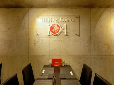 少人数での会合にも対応した4名様用テーブル席で自慢のコースを