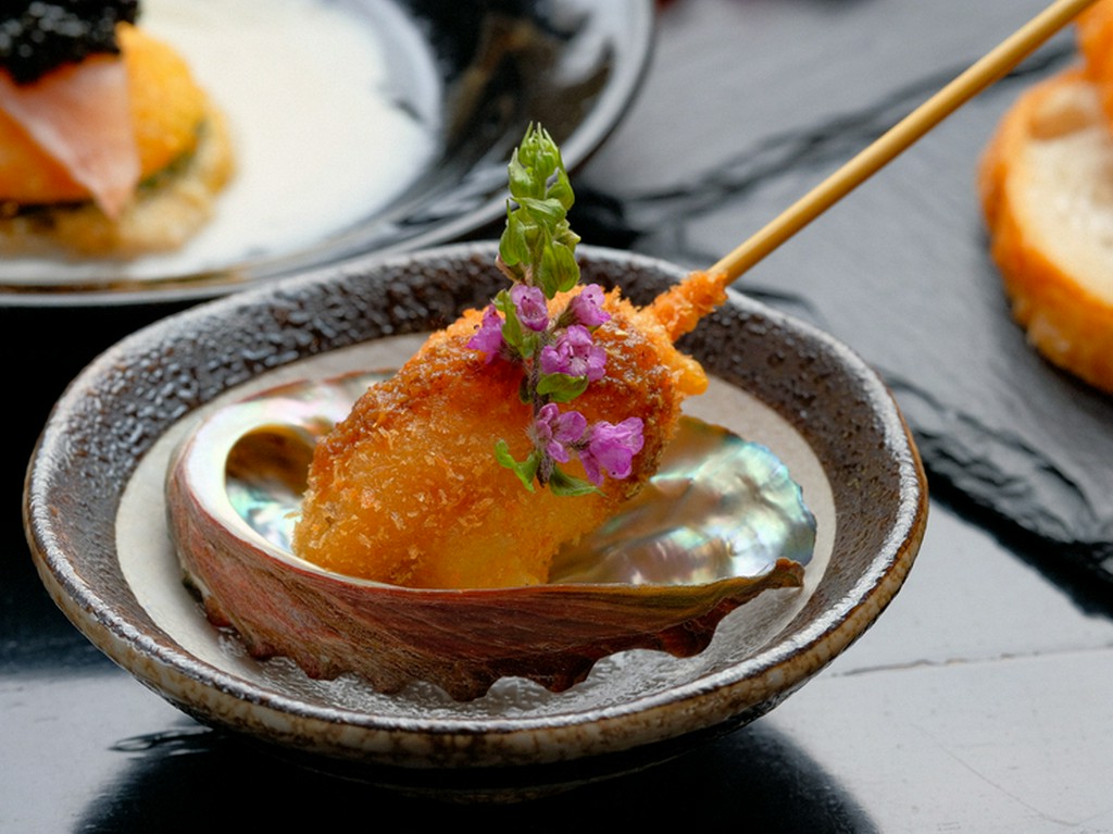 山椒とシソの香りがアクセントに『鮑のコンフィとエリンギの四川山椒ソース』