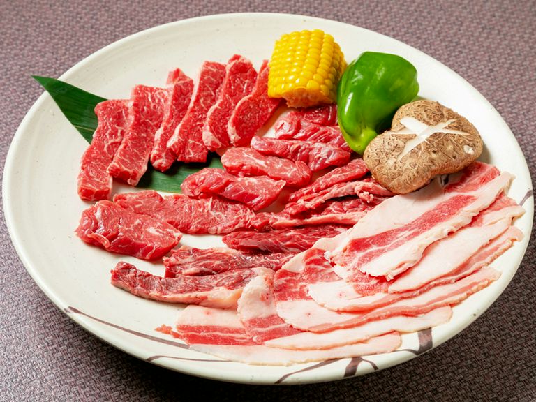 卓上七輪を使い焼き上げる個性豊かな4種の部位、炭の香りをまとった肉が食欲をそそる『四天王セット』