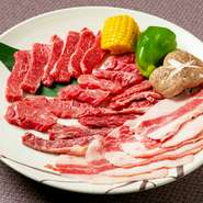 卓上七輪を使い焼き上げる個性豊かな4種の部位、炭の香りをまとった肉が食欲をそそる『四天王セット』