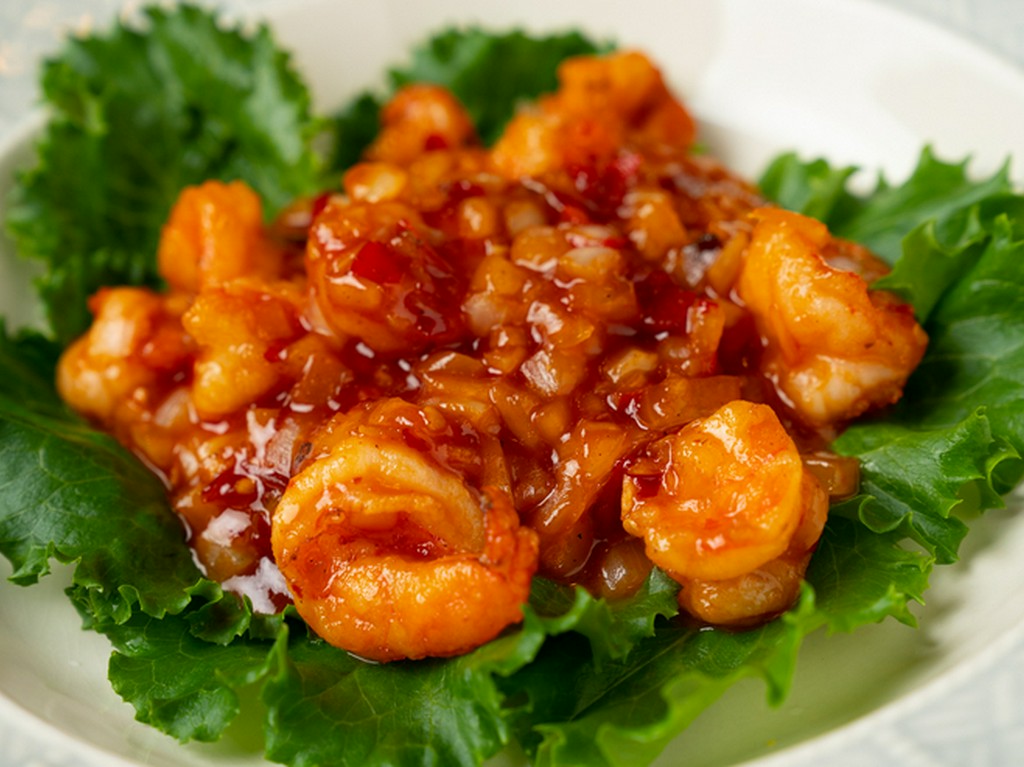 甘さと辛さのバランスが絶妙なチリソースがプリップリの海老にしっかりとからんだ『エビチリ』