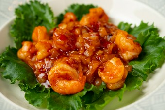 甘さと辛さのバランスが絶妙なチリソースがプリップリの海老にしっかりとからんだ『エビチリ』