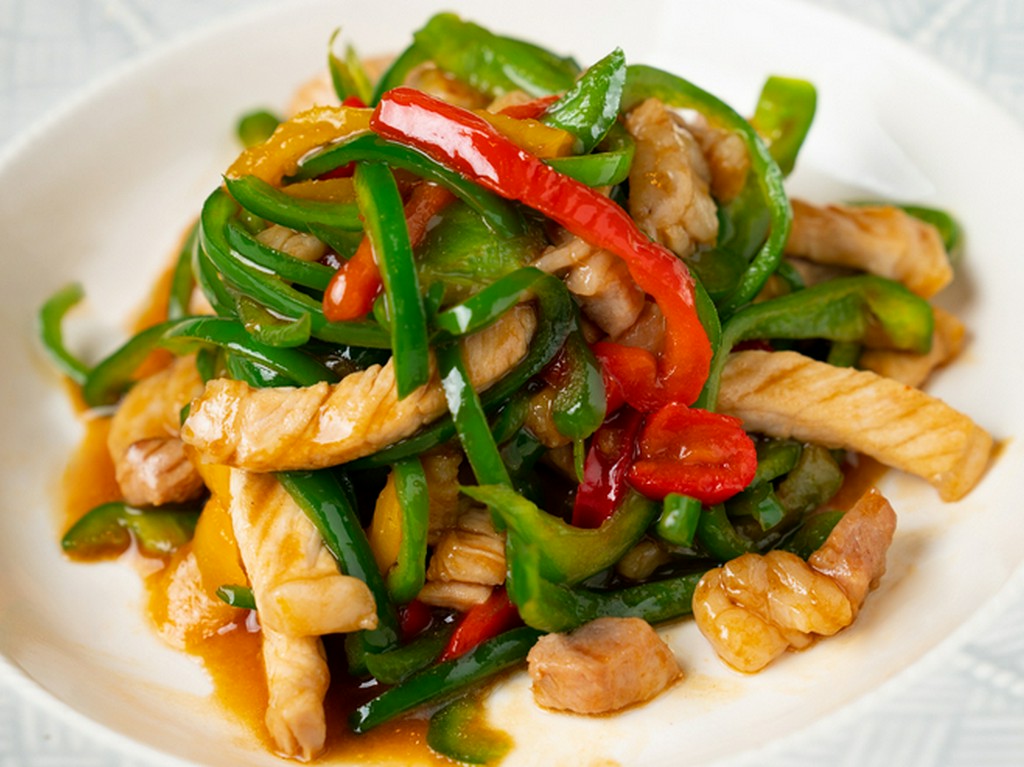 ピーマンとパプリカの鮮やかな色彩が食欲をそそる『チンジャオロース』