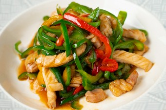 ピーマンとパプリカの鮮やかな色彩が食欲をそそる『チンジャオロース』