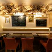 ドイツ製の古材を活かした、雰囲気のよい店内は、接待などのおもてなしの席にも利用できます。乾杯ドリンク、豪華食材を使ったコースもあり、和やかなムードで歓談しながら食事を楽しめそう。