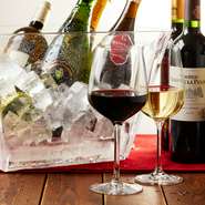 世界各国からオススメのワインが取り揃えられており、料理に華を添えてくれます。シェフがセレクトしたコストパフォーマンスのよいワインが多く、気軽に飲めるがうれしいところ。