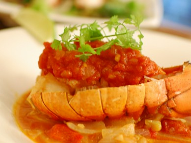 磯の風味豊かな『オマール海老のシェリーロースト 蒸し野菜のナージュ』