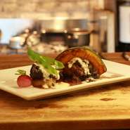 提携する精肉店が一頭買いするA5国産黒毛和牛のみを使用してつくられる一皿。最高級の肉を下茹での後、コトコト煮込んであるため、しつこさのない濃厚な味を楽しめます。