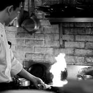 「しっかりとコース仕立てで出すので、お客様の食べる様子を見ながらペースを合わせて提供するようにしています」と語る石田氏。多すぎないように、少なすぎないように、量の調整もしているそうです。