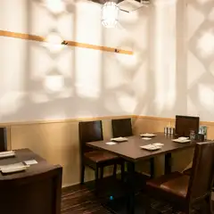 料理や語らいをじっくりと楽しめる、シンプルで温かみのある内装