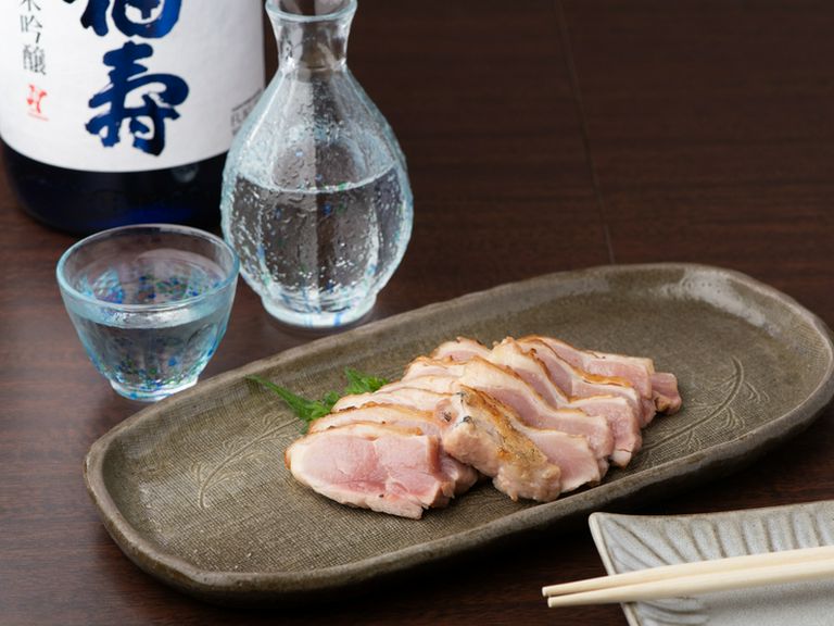 播州百日鶏と相性の良い純米酒を全国から取り寄せて提供