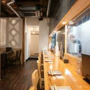 日本酒やワインとともに一品料理を楽しめる【炭火焼ひろひろ】。店内は大人の雰囲気がありゆったりとしているため、夫婦やカップルの利用客が多いそう。二人だけのくつろいだ時間を過ごしたい時にオススメです。