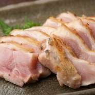 播州百日鶏の脂の甘みや、肉質に弾力があるため独特の噛み応えや食感を堪能できる逸品。レアステーキのような味わいが特徴のもも肉のタタキです。ポン酢をつけてサッパリとした風味でいただきます。