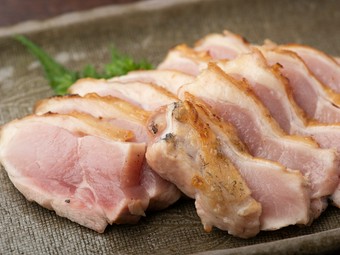 弾力のある食感や脂の甘みを楽しめる、レアステーキのような『極上もものタタキ』