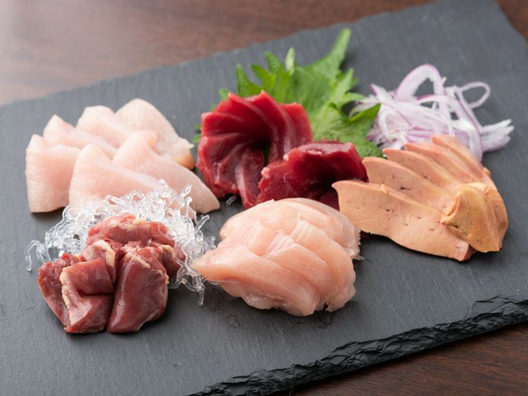 訪れたら必ず食したい！　ゲストに大人気の『播州百日鶏のお刺身五種盛』