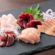 訪れたら必ず食したい！　ゲストに大人気の『播州百日鶏のお刺身五種盛』